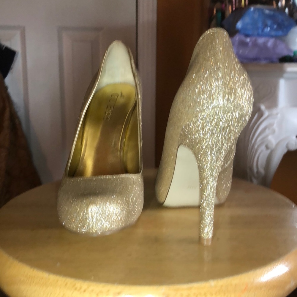 GUESS Gold Pump